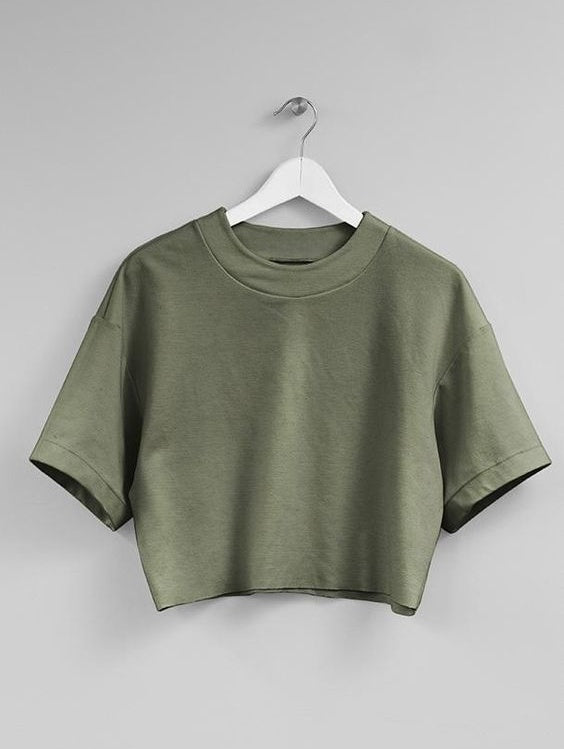 柔らかな着心地とミニマルなデザインが魅力のクロップドTシャツ。どんなコーデにも合わせやすく、デイリー使いに最適です