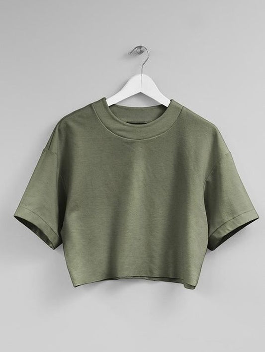 柔らかな着心地とミニマルなデザインが魅力のクロップドTシャツ。どんなコーデにも合わせやすく、デイリー使いに最適です